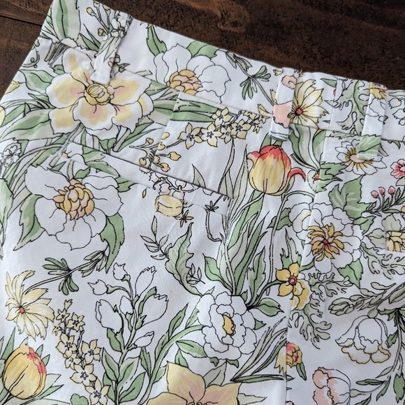Gap Khakis Floral Summer Shorts 2 White Multicolor flowers - Picture 3 of 11